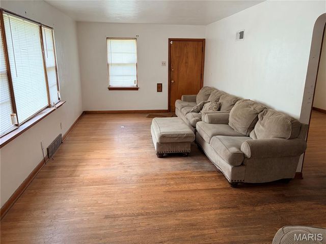 8933 Hillview Avenue, Jennings, MO 63136