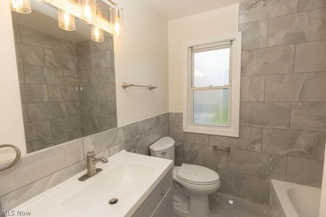 1722 Hawthorne Drive, Mayfield Heights, OH 44124