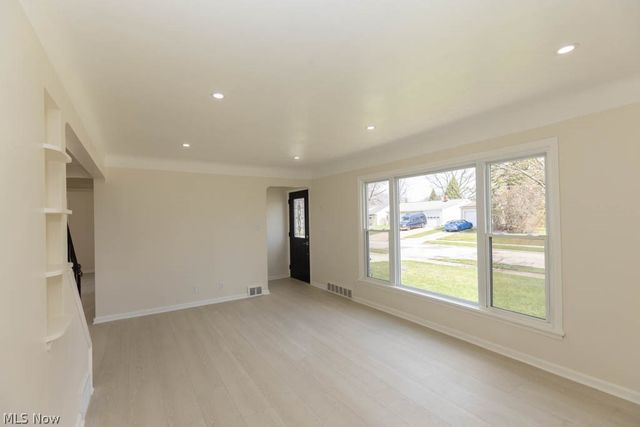 1722 Hawthorne Drive, Mayfield Heights, OH 44124