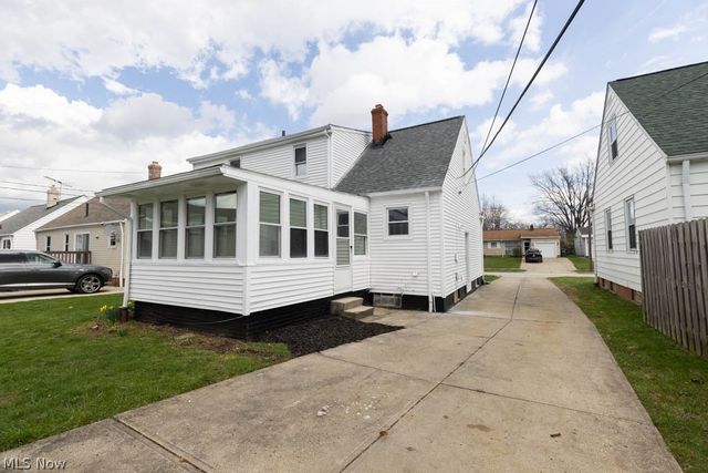 1722 Hawthorne Drive, Mayfield Heights, OH 44124