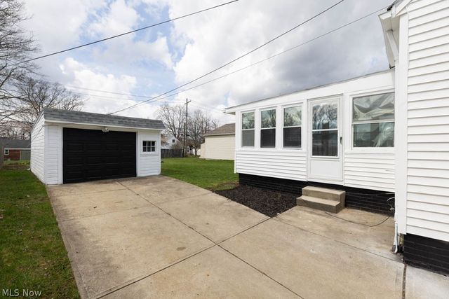 1722 Hawthorne Drive, Mayfield Heights, OH 44124