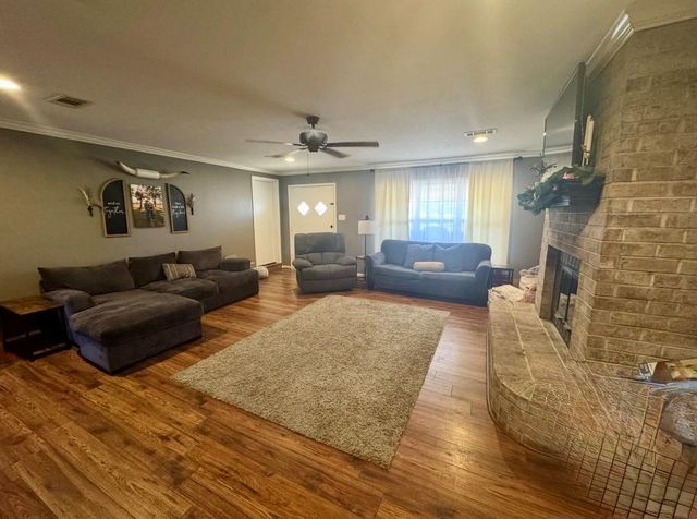 2500 E Houston Avenue, Crockett, TX 75835