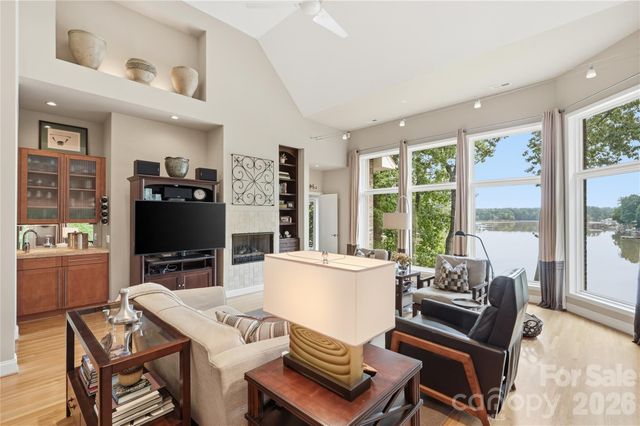 1075 Lakefront Woods Drive, Belmont, NC 28012