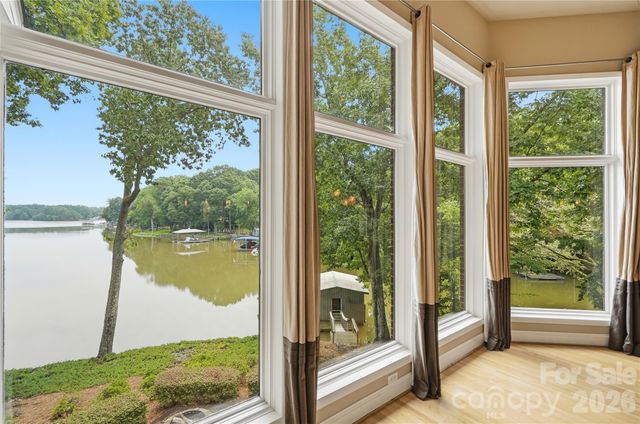 1075 Lakefront Woods Drive, Belmont, NC 28012