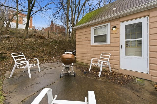 281 Greenlee Rd, Brentwood, PA 15227