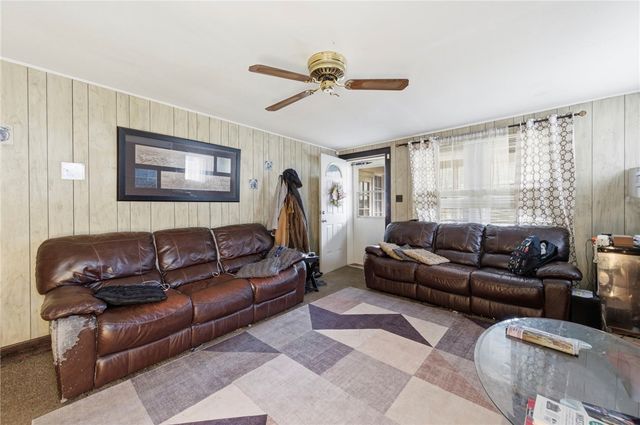 281 Greenlee Rd, Brentwood, PA 15227