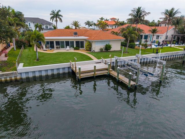 2041 CAROLINA AVENUE NE, St Petersburg, FL 33703