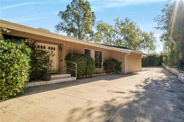 16922 Oak View Drive, Encino, CA 91436