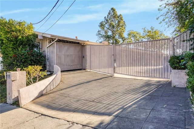 16922 Oak View Drive, Encino, CA 91436