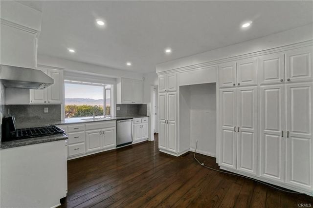 16922 Oak View Drive, Encino, CA 91436