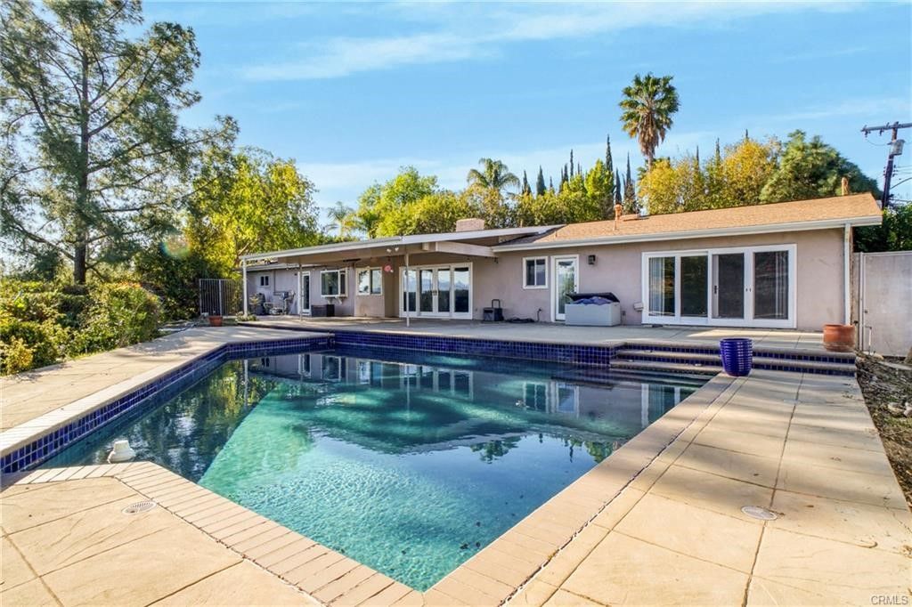 16922 Oak View Drive, Encino, CA 91436