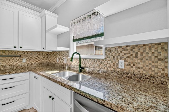 844 S Whitney St, Aransas Pass, TX 78336