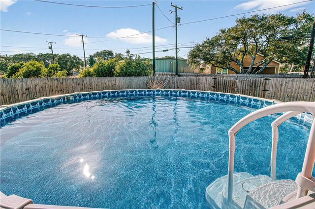 844 S Whitney St, Aransas Pass, TX 78336