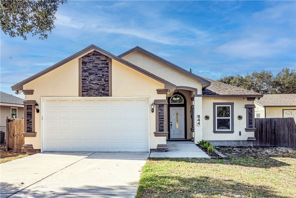 844 S Whitney St, Aransas Pass, TX 78336