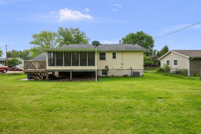 118 E Lamphere Drive, Blue Grass, IA 52726