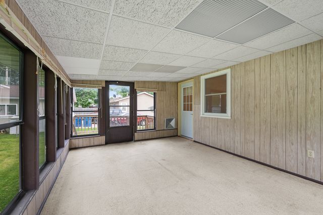 118 E Lamphere Drive, Blue Grass, IA 52726