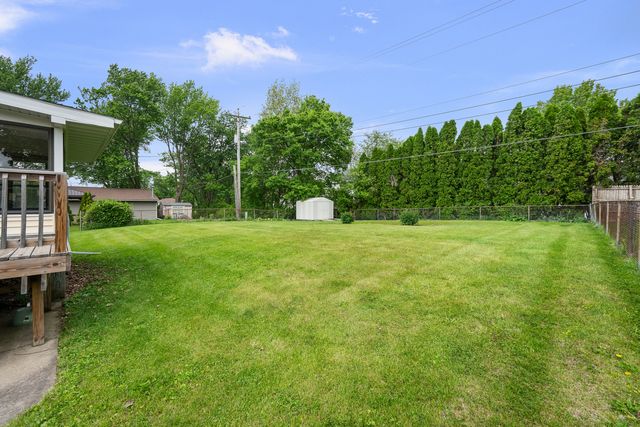 118 E Lamphere Drive, Blue Grass, IA 52726