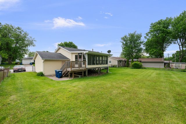 118 E Lamphere Drive, Blue Grass, IA 52726