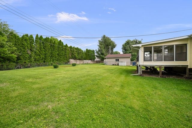 118 E Lamphere Drive, Blue Grass, IA 52726