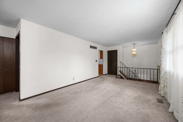 118 E Lamphere Drive, Blue Grass, IA 52726