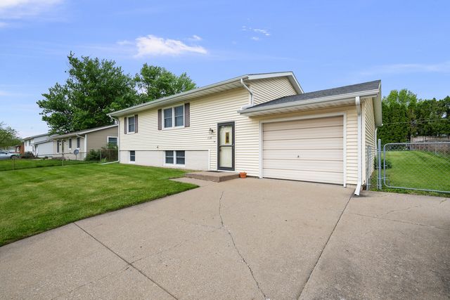 118 E Lamphere Drive, Blue Grass, IA 52726