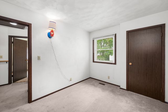 118 E Lamphere Drive, Blue Grass, IA 52726