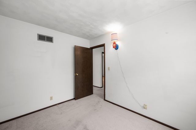 118 E Lamphere Drive, Blue Grass, IA 52726