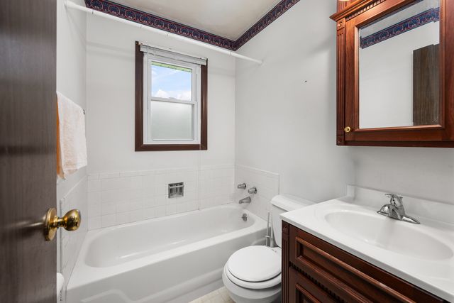 118 E Lamphere Drive, Blue Grass, IA 52726