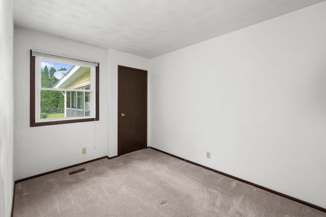 118 E Lamphere Drive, Blue Grass, IA 52726