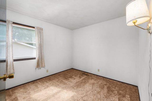 118 E Lamphere Drive, Blue Grass, IA 52726