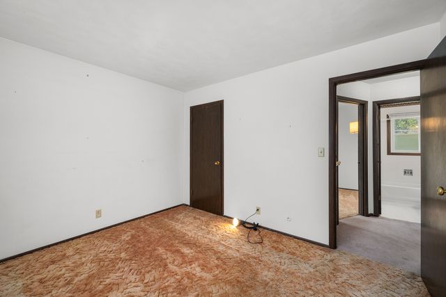 118 E Lamphere Drive, Blue Grass, IA 52726