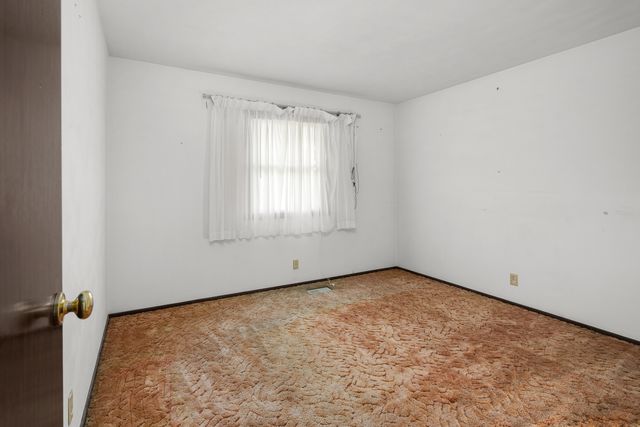 118 E Lamphere Drive, Blue Grass, IA 52726