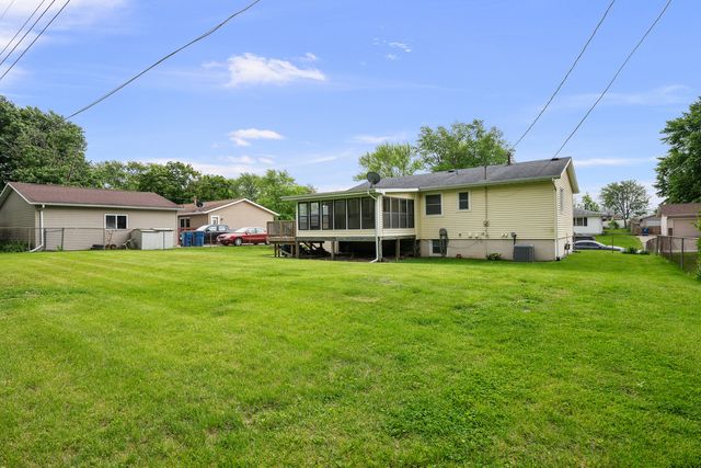 118 E Lamphere Drive, Blue Grass, IA 52726