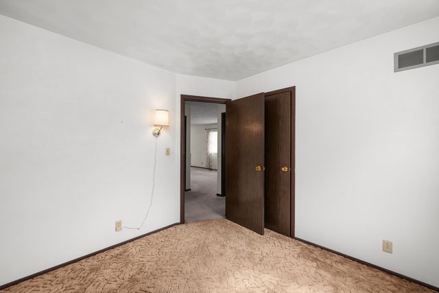118 E Lamphere Drive, Blue Grass, IA 52726
