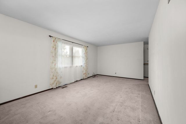 118 E Lamphere Drive, Blue Grass, IA 52726