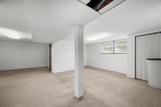 118 E Lamphere Drive, Blue Grass, IA 52726