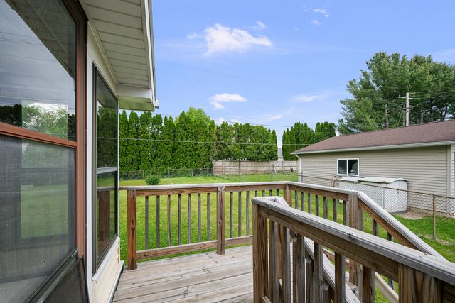 118 E Lamphere Drive, Blue Grass, IA 52726