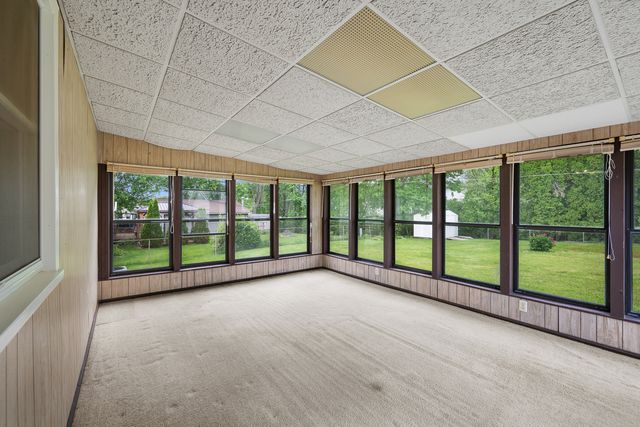 118 E Lamphere Drive, Blue Grass, IA 52726