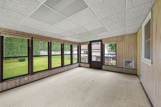 118 E Lamphere Drive, Blue Grass, IA 52726