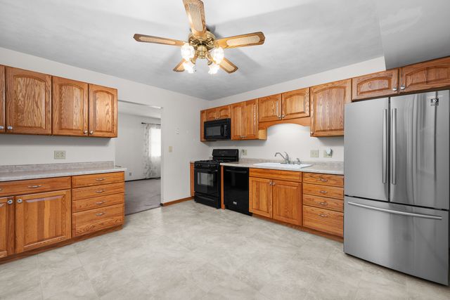 118 E Lamphere Drive, Blue Grass, IA 52726
