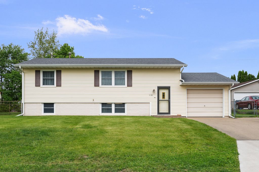 118 E Lamphere Drive, Blue Grass, IA 52726