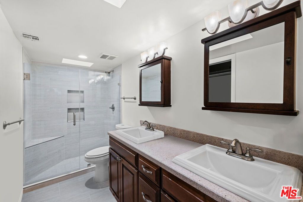 Image 11 of property listing at 939 15th Street 9, Santa Monica, CA 90403