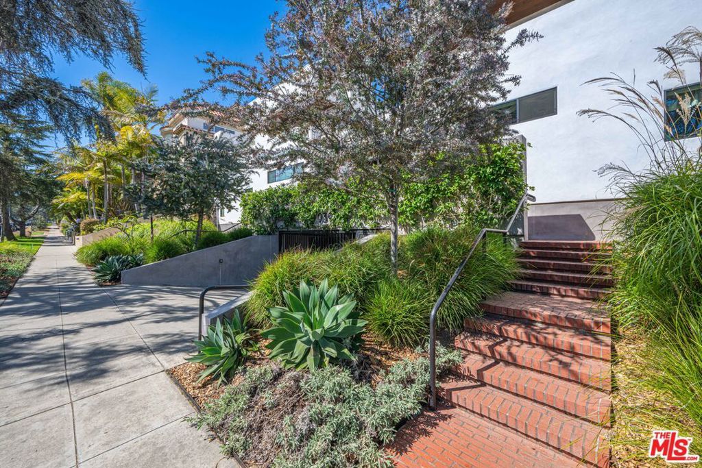 Image 2 of property listing at 939 15th Street 9, Santa Monica, CA 90403