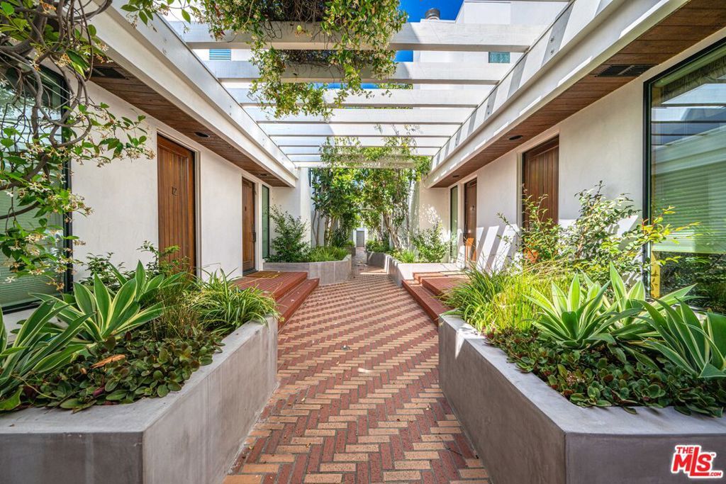 Image 3 of property listing at 939 15th Street 9, Santa Monica, CA 90403