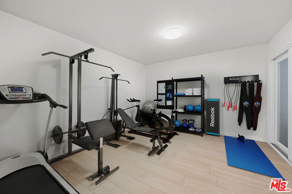 Image 6 of property listing at 939 15th Street 9, Santa Monica, CA 90403