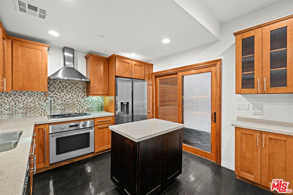 Image 8 of property listing at 939 15th Street 9, Santa Monica, CA 90403