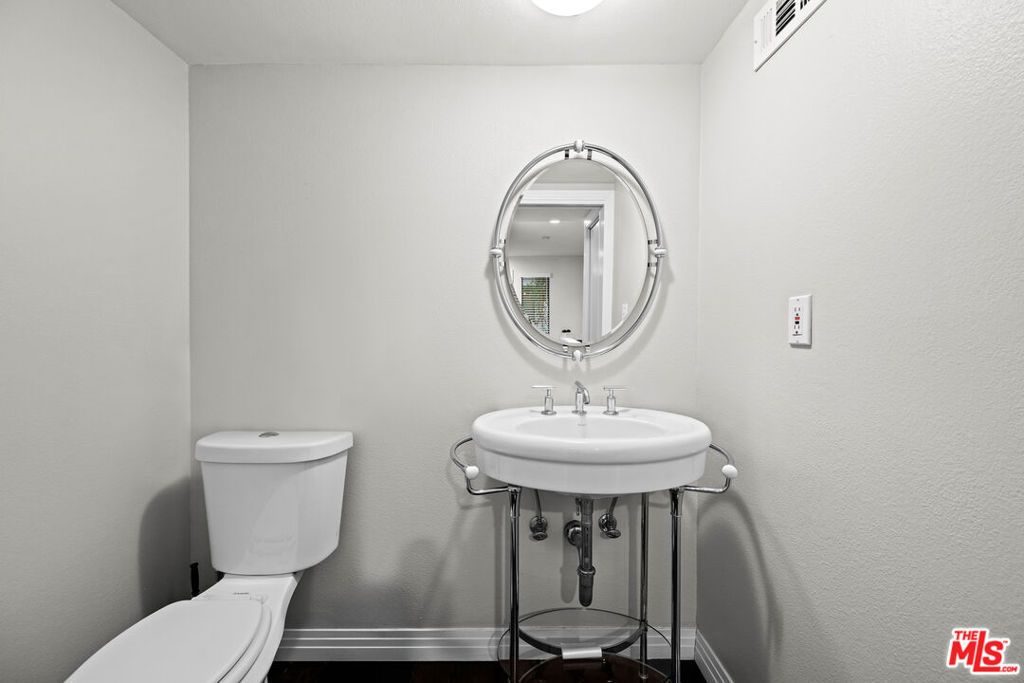 Image 9 of property listing at 939 15th Street 9, Santa Monica, CA 90403