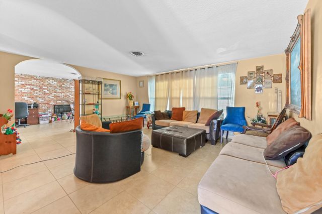 315 SW 12th Avenue, Boynton Beach, FL 33435