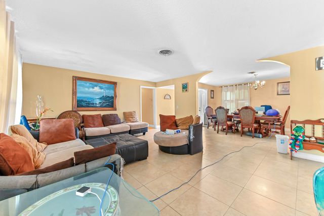 315 SW 12th Avenue, Boynton Beach, FL 33435