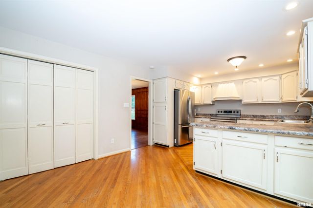 6729 N Mount Hawley Road, Peoria, IL 61614